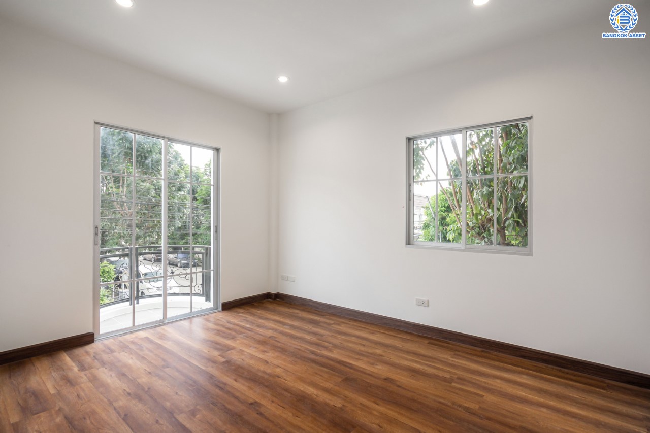 บ้านมือสองตกแต่งใหม่ ม.เดอะวิลล่า ราชพฤกษ์-ท่าอิฐ หลังมุม แบรนด์ Property Perfect โซนต้นโครงการ เดินทางสะดวก เนื้อที่ 23.9 ตร.ว. ฟังก์ชัน 3 ห้องนอน 2 ห้องน้ำ จอดรถได้ 1 คัน บนทำเลเชื่อมต่อทั้ง ถ.รัตนาธิเบศร์ และถ.ราชพฤกษ์ และเพียง 10 นาทีถึงรถไฟฟ้า "สถานีบางรักน้อยท่าอิฐ"...